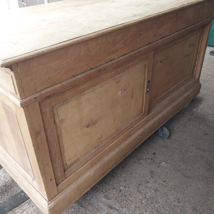 PINE AND TULIP WOOD COUNTER WITH SLIDING DOORS