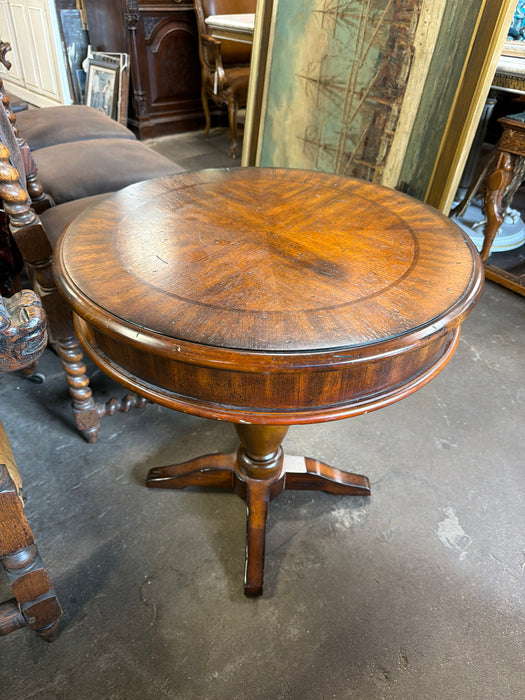 ROUND NOT OLD LAMP TABLE