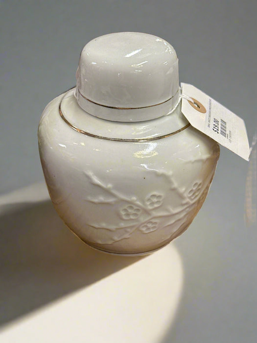 SMALL WHITE EMBOSSED CHINESE GINGER JAR