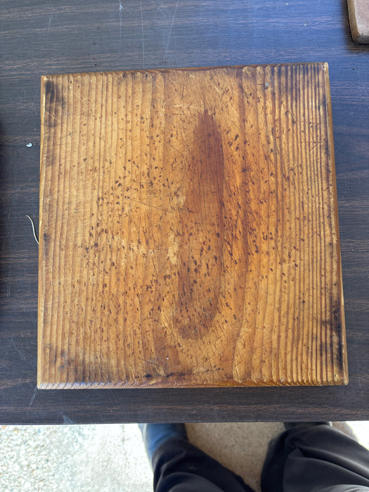 SQUARE PINE WOOD CUTTING BOARD
