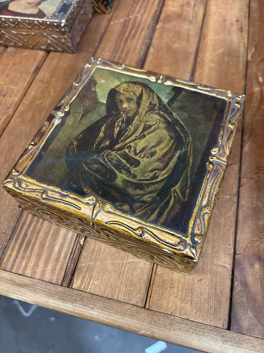 LARGE GOLD SQUARE FLORENTINE BOX WITH PORTRAIT OF WOMAN IN CLOAK