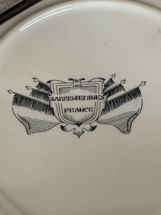 SMALL FRENCH SARREGUEMINES TRANSFERWARE MILITARY PLATE OF SOLIDERS WALKING THROUGH CAMP “LES HOMMES DE CORVÉE PORTANT LA SOUPE”