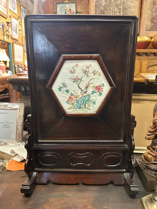 SMALL CHINESE SCREEN WITH PORCELAIN PLAQUE