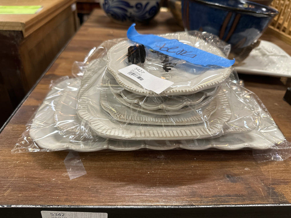 7 PIECE STONEWARE DINNER SET