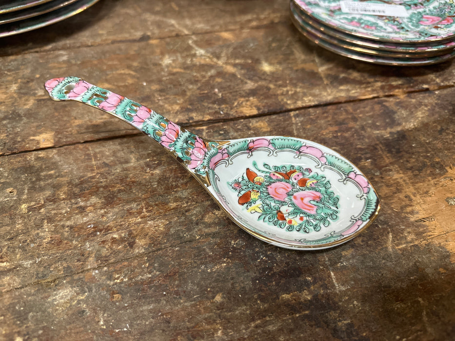 ROSE FAMILLE CHINA LADLE