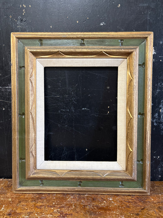 GREEN AND GOLD KEYHOLE FRAME WITH LINEN FILET