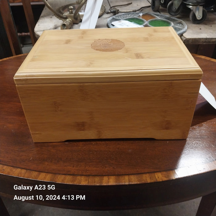 TEA SET IN BAMBOO BOX