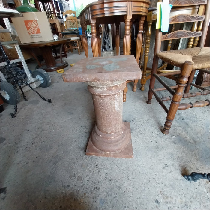 RUSTY METAL COLUMN STAND