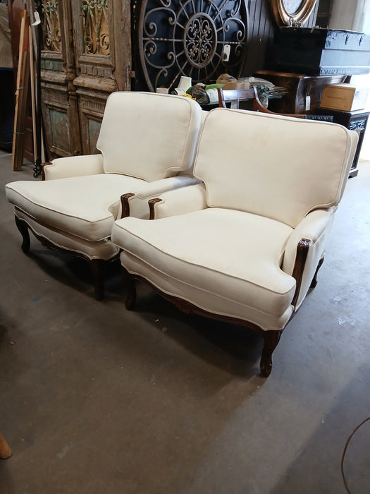 PAIR OF WHITE LOUIS XV BERGERE CHAIRS