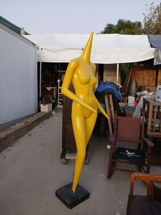 COOL YELLOW MANNEQUIN