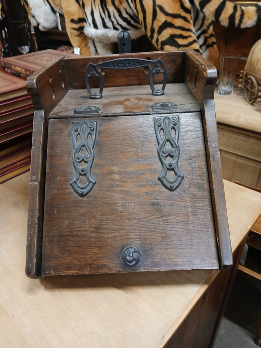 CONTINENTAL OAK COAL SCUTTLE WITH SCOOP