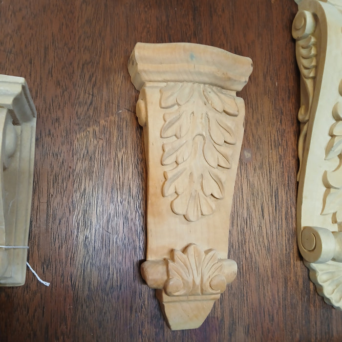 SMALL FLAT WOOD CORBEL