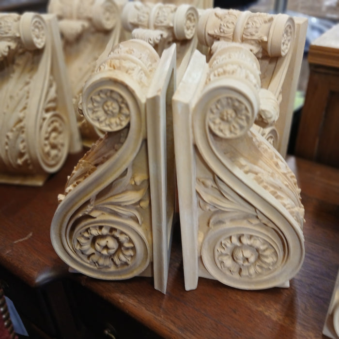 PAIR OF ACANTHUS LEAF AND ROSETTE  COMPOSITION CORBELS