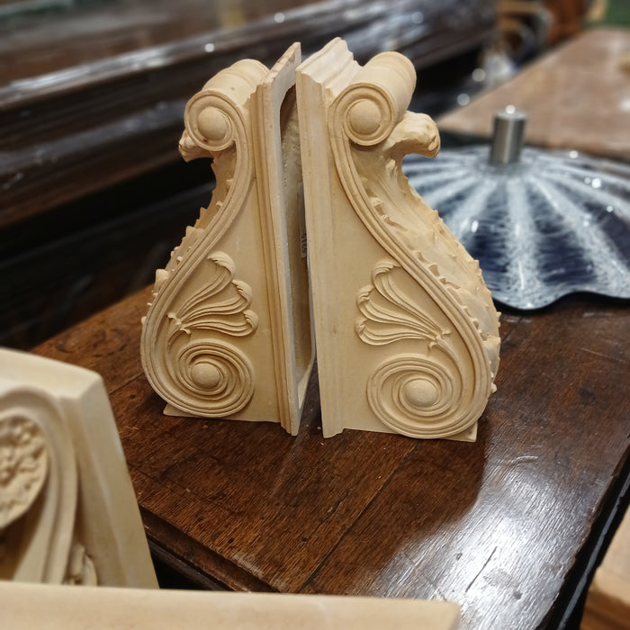 PAIR OF ACANTHUS LEAF COMPOSITION CORBELS