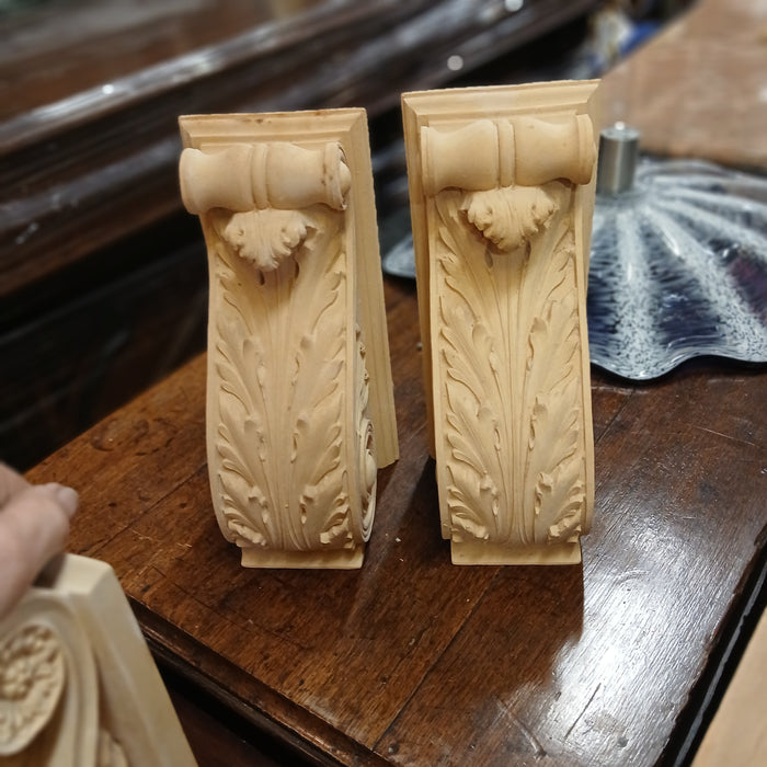 PAIR OF ACANTHUS LEAF COMPOSITION CORBELS