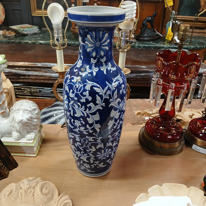 CHINESE BLUE AND WHITE TALL VASE