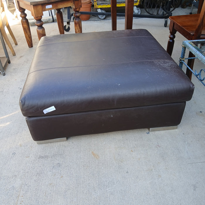 SQUARE  LEATHER OTTOMAN