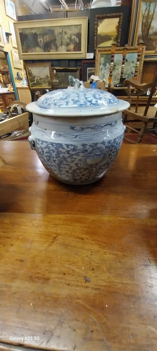 LARGE BLUE AND WHITE CHINESE COVERED JAR