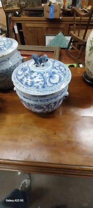SMALL BLUE AND WHITE CHINESE COVERED JAR