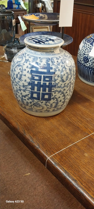 19TH CENTURY BLUE AND WHITE CHINESE GINGER JAR