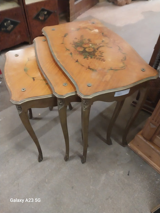 SET OF 3 LOUIS XV SATINWOOD NESTING TABLE-AS FOUNDS