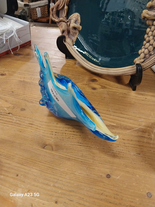 ART GLASS BLUE AND WHITE CONCH SHELL SCULPTURE