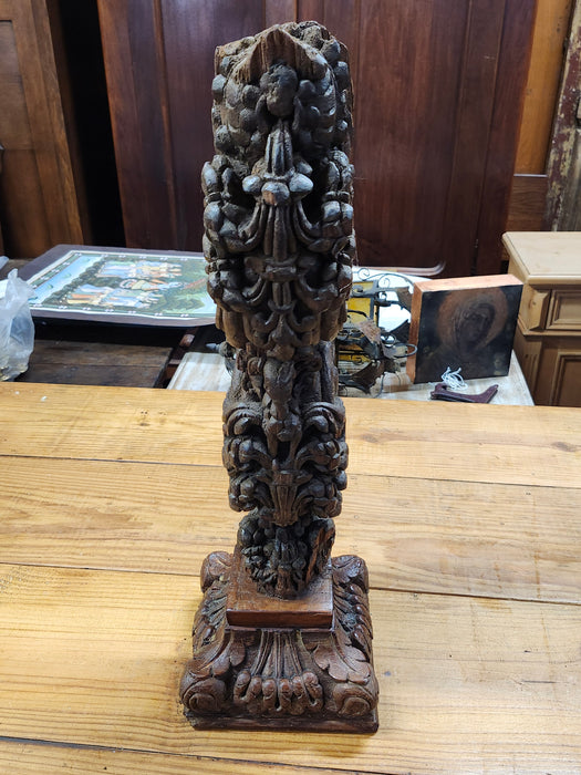 ORNATELY CARVED OAK ARCHITECTURAL ORNAMENT