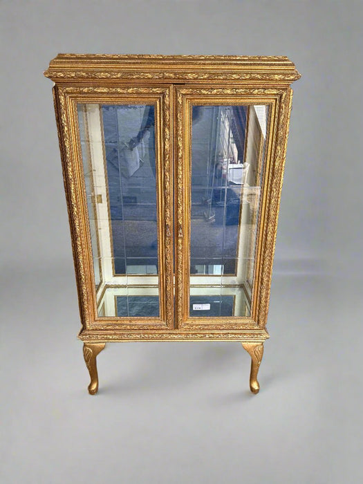 HOLLYWOOD REGENCY GILT DISPLAY CABINET WITH GLASS DOORS AND SHELVES