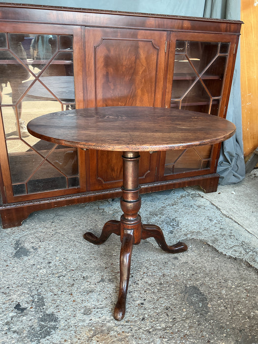 ROUND GEORGIAN OAK TILT TOP TABLE
