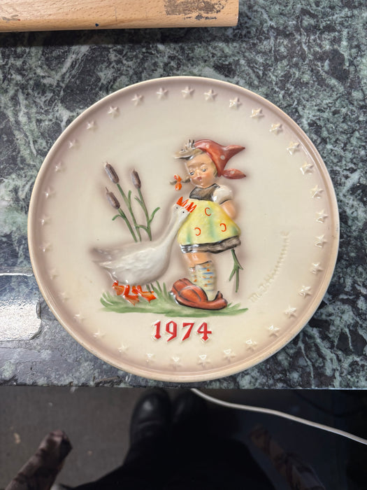 1974 HUMMEL COLLECTION PLATE