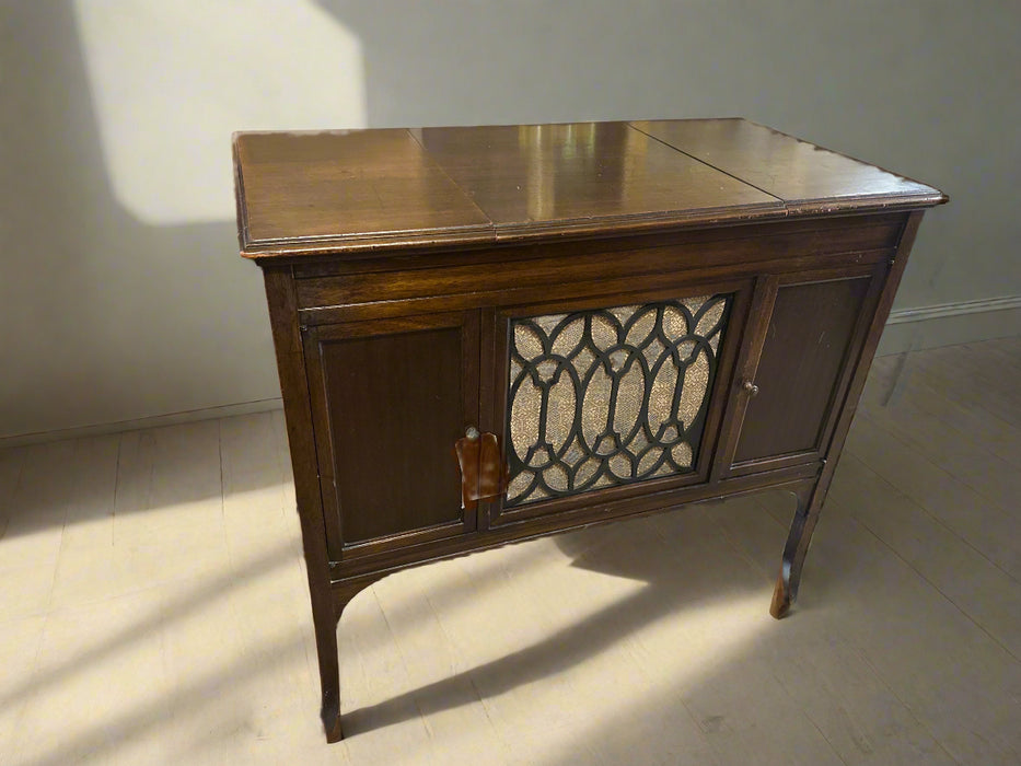 MAHOGANY VICTROLA CIRCA 1900