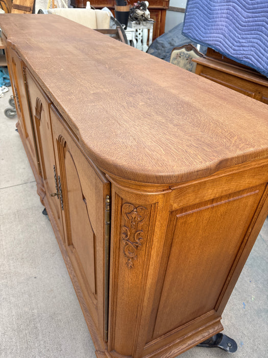 OAK SIDEBOARD WITH ARCHED DOORS AND BUN FEET