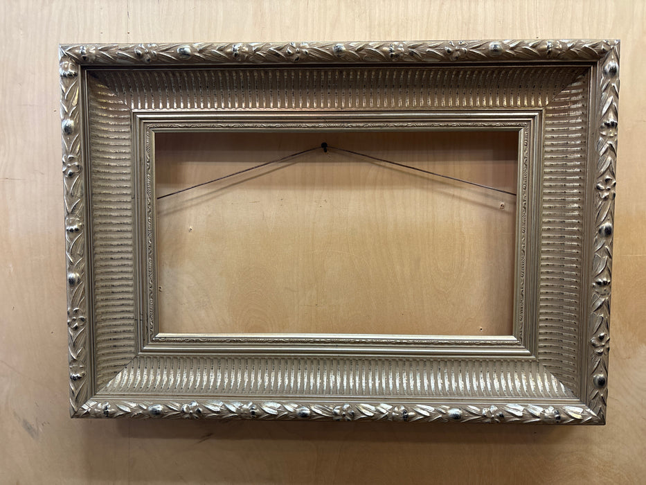 MEDIUM SILVER FLARED RIBBED FRAME