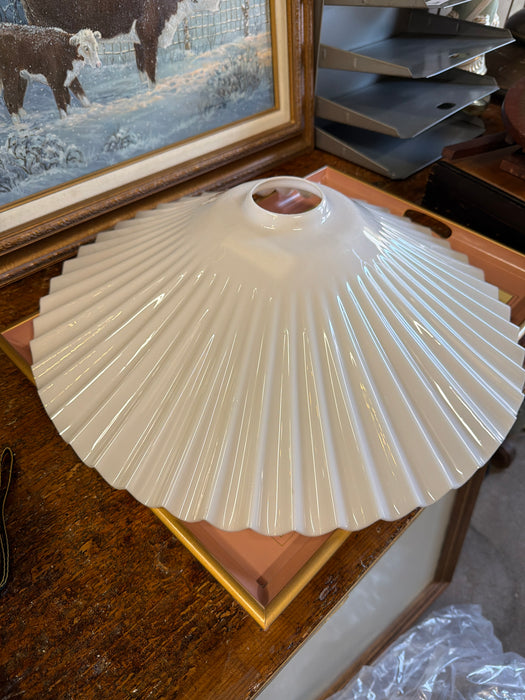 WHITE PLEATED SHADE PLASTIQUE