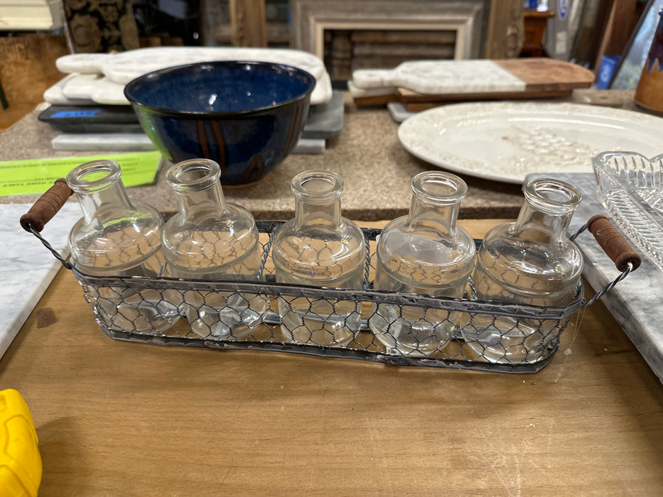 CHICKEN WIRE BASKET WITH FIVE BOTTLES