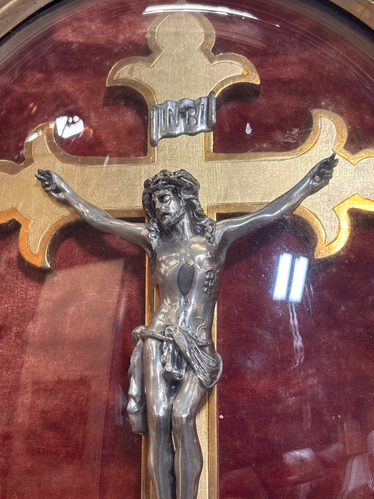 LARGE FOLIATE OVAL GILT FRAMED CRUCIFIX WITH CONVEX GLASS