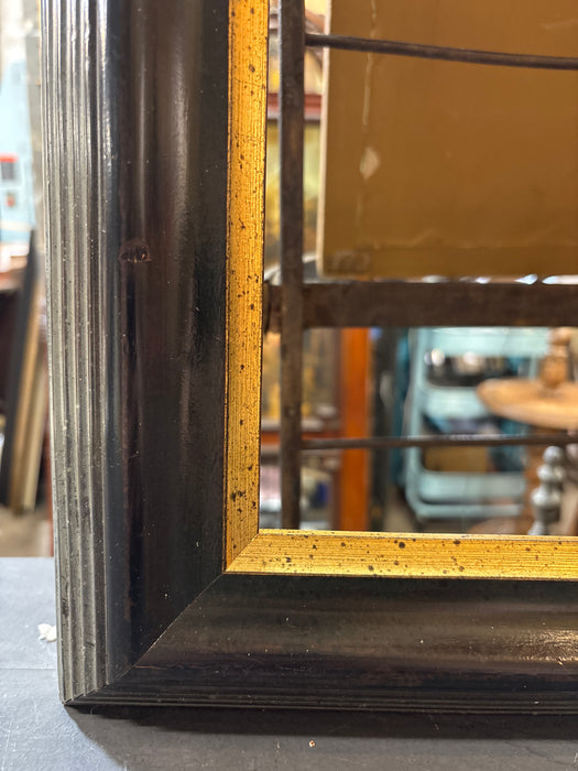 BLACK RIBBED FRAME WITH GOLD LINER