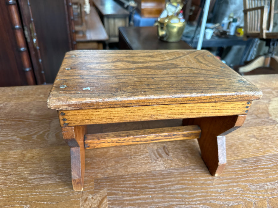 SMALL  ELM WOOD STOOL