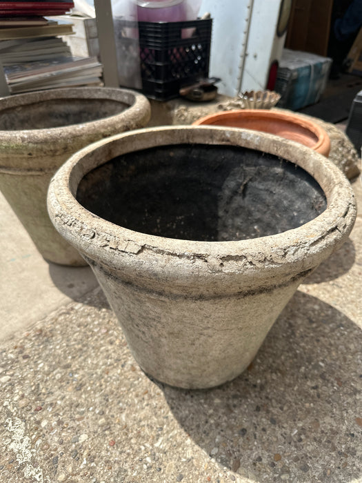 COMPOSITION FAUX CONCRETE POT