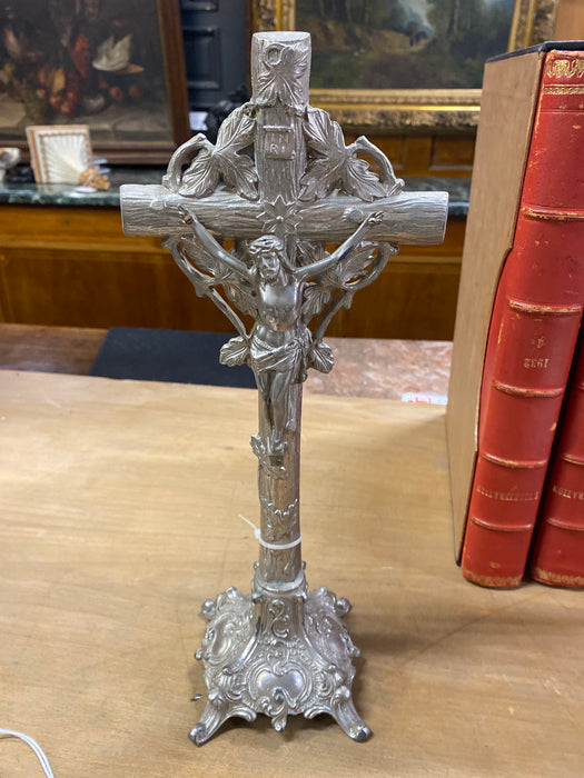 SMALL SILVER METAL CRUCIFIX WITH LEAVES