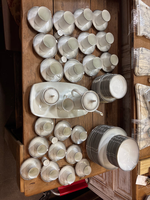 77 PIECE WHITE AND GOLD ROSENTHAL 10 PLACE SETTING DINNER SET WITH DEMITASSE CUPS