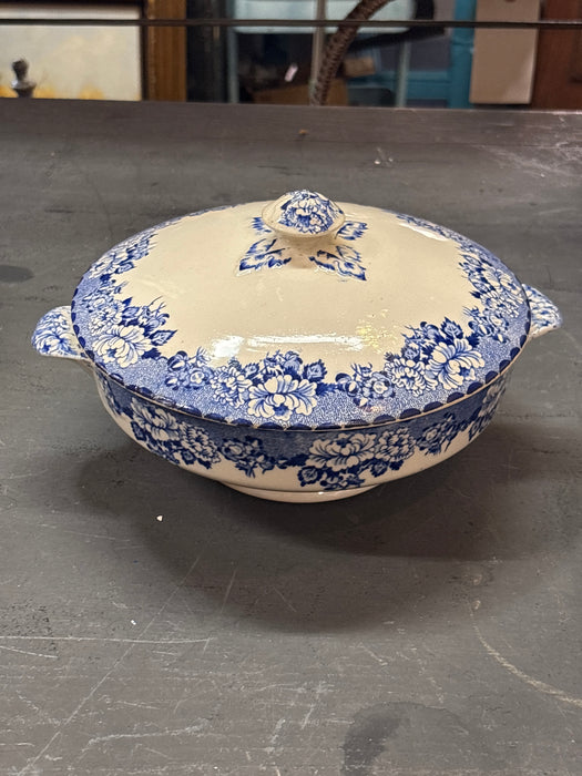 ROUND BLUE AND WHITE FLORAL COVERED VEGETABLE DISH