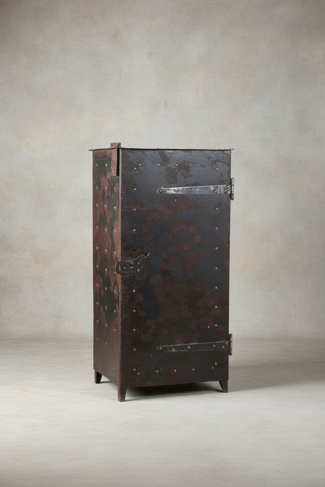 TALL SINGLE DOOR LOCKING CABINET WITH SHELVES