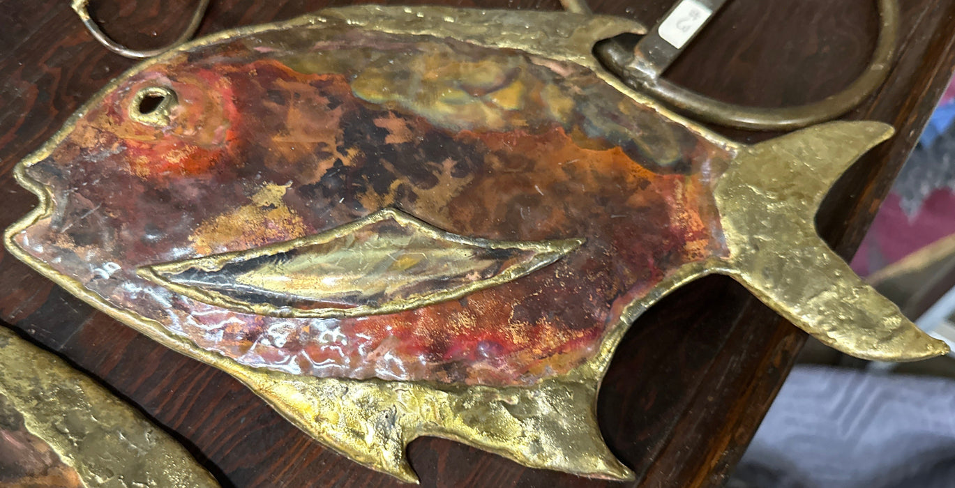 MEDIUM RED AND GOLD METAL FISH WALL HANGER