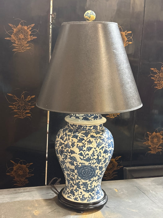 CHINESE BLUE AND WHITE FLORAL PORCELAIN TABLE LAMP