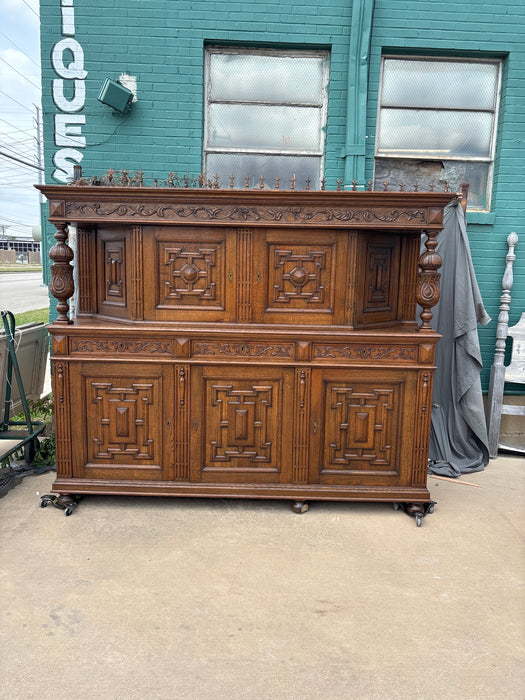 LARGE OAK COURT CUPBOARD