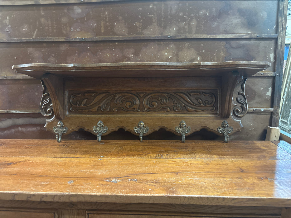 MEDIUM OAK WALL SHELF WITH RAISED DESIGN AND 5 CHERUB HOOKS