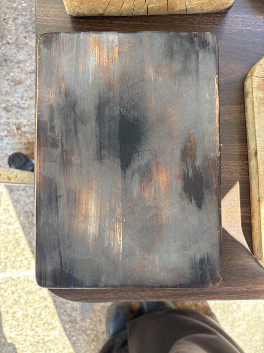 SMALL PINE WOOD CUTTING BOARD WITH RUBBER FEET