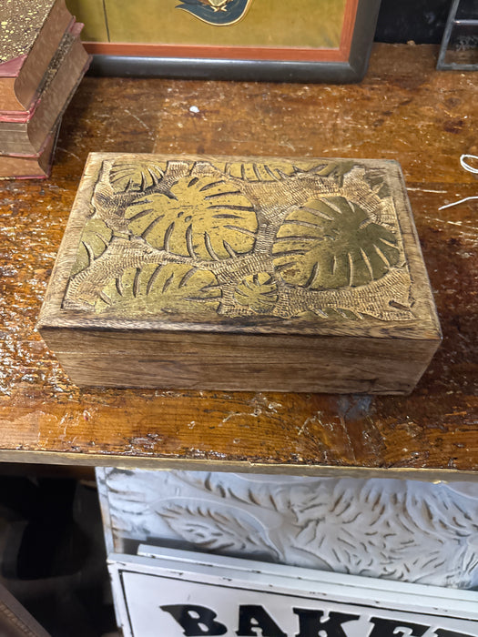 CARVED BOX WITH LEAVES