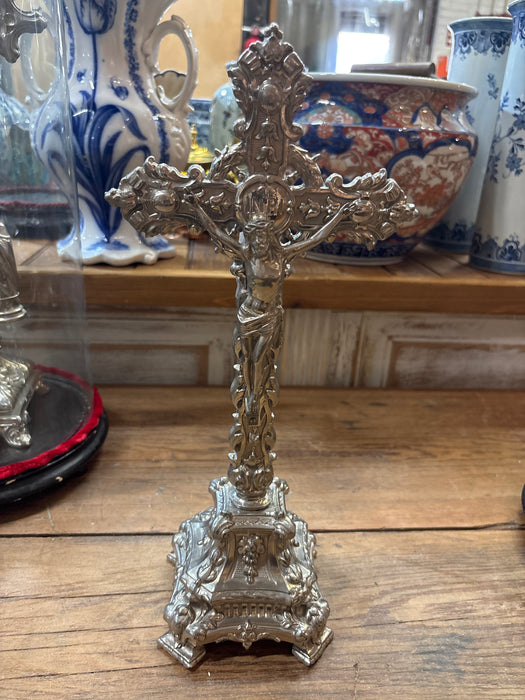 SHORT METAL CRUCIFIX UNDER DOME